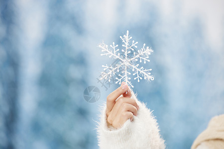 冬日少女冬日氛围感少女手拿雪花特写背景