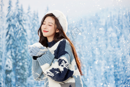 寒冷冬季可爱女性双手捧雪花图片