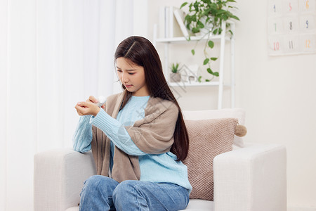 居家女孩换季过敏皮肤痒背景图片