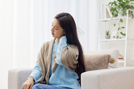 感觉脖子难受的居家女性高清图片