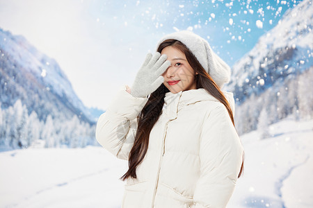 冬天享受雪景的甜美女孩图片