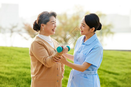 运动医疗户外青年女护工指导老人康复背景