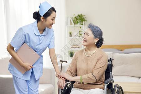 护理健康素材女护士关爱呵护老人背景