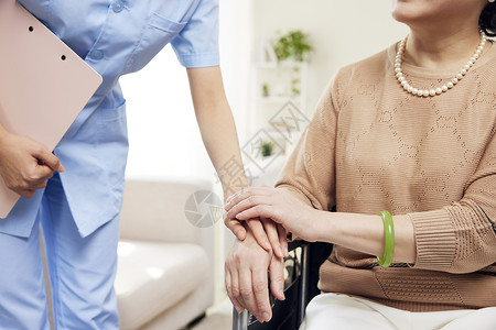 医生握手素材年轻女护士关爱呵护老人特写背景