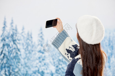 女性在家使用手机背影雪地里的美女使用手机自拍背影背景