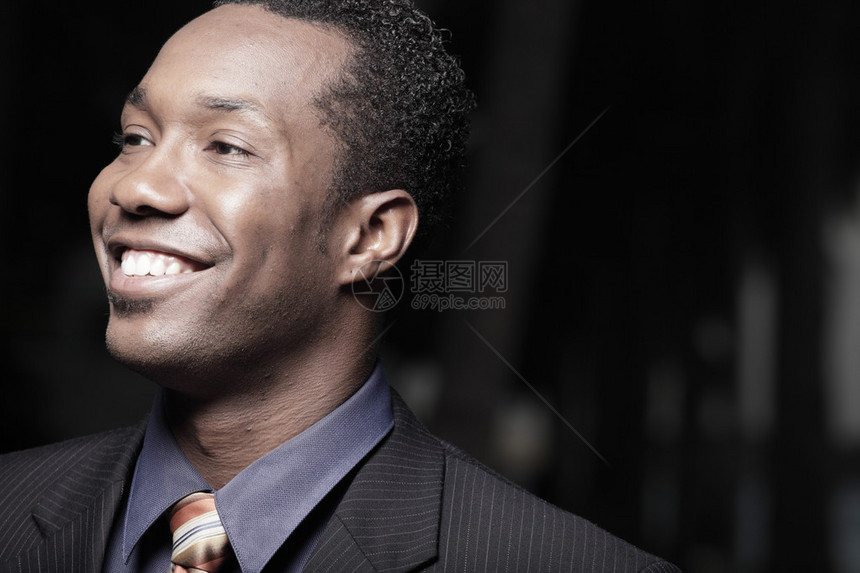 一位年轻非洲裔美国商人微笑的图片