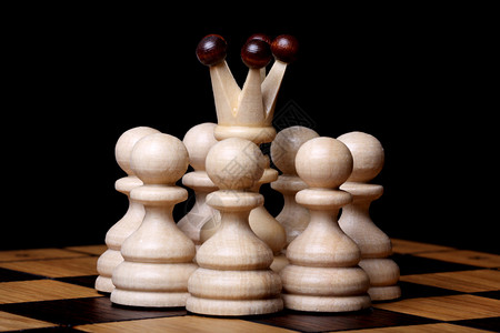 白皇后在棋盘上的棋子中黑色隔离图片