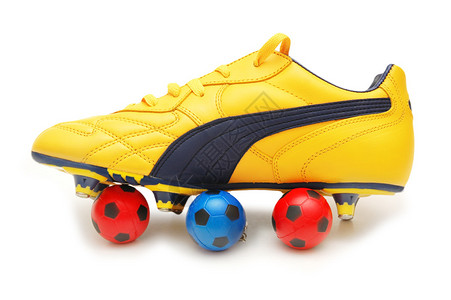 黄色足球鞋和彩色足球在白色上被孤立我的组合中图片