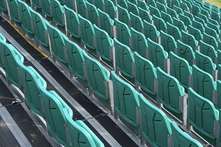 运动场馆的一排塑料座椅图片