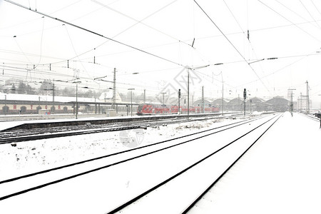 冬季火车上骑着大雪图片