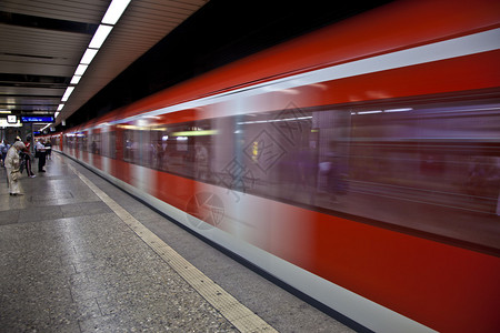 到达车站的红色火车图片