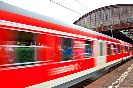 火车以极快的速度离开车站图片