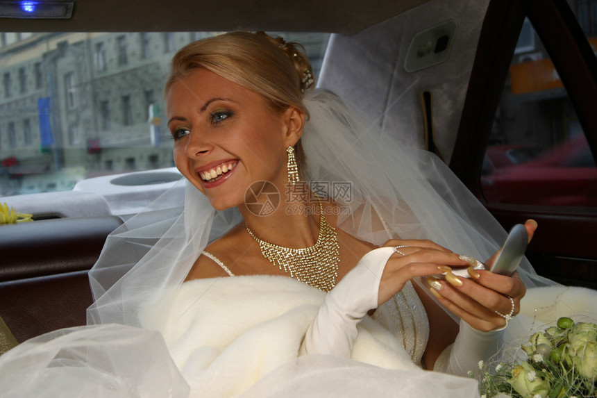 汽车中美丽的新娘快图片