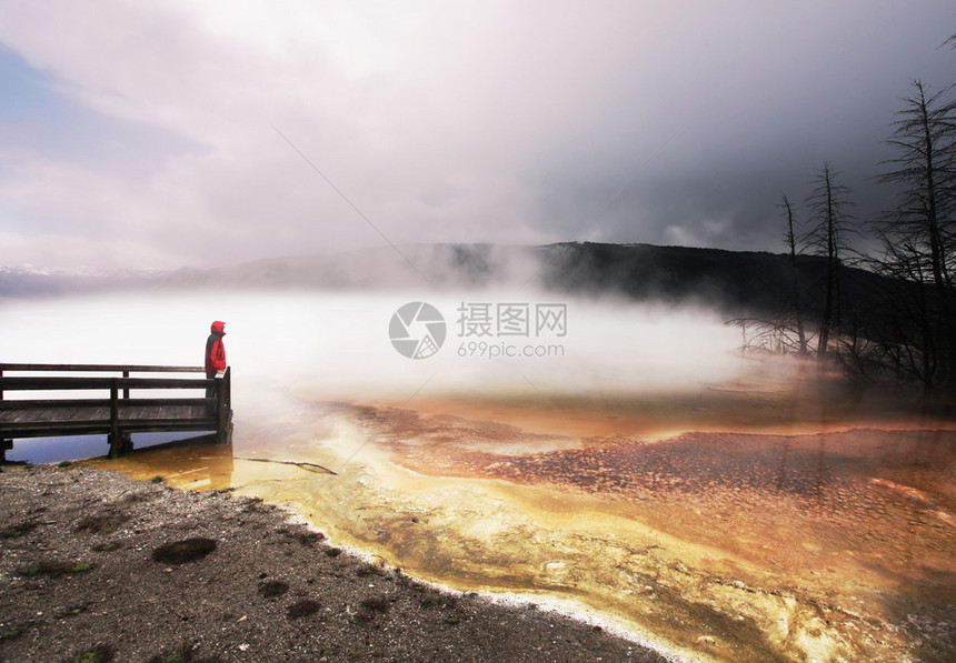 热温泉人图片