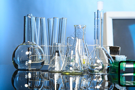 蓝色背景的实验室玻璃器皿桌子上有反射图片