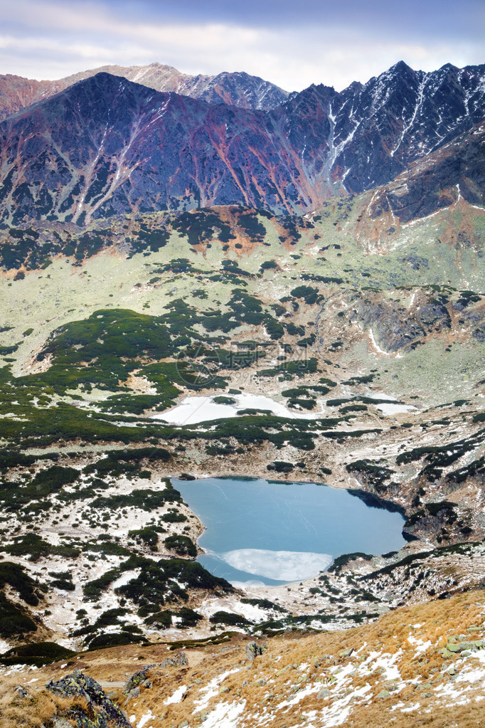 山脉和半冻池塘视图图片