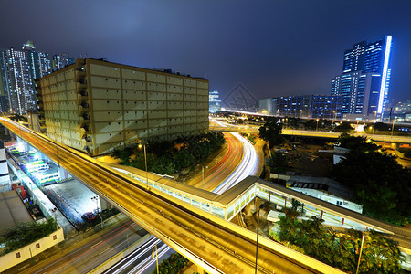 夜间交通和城市图片