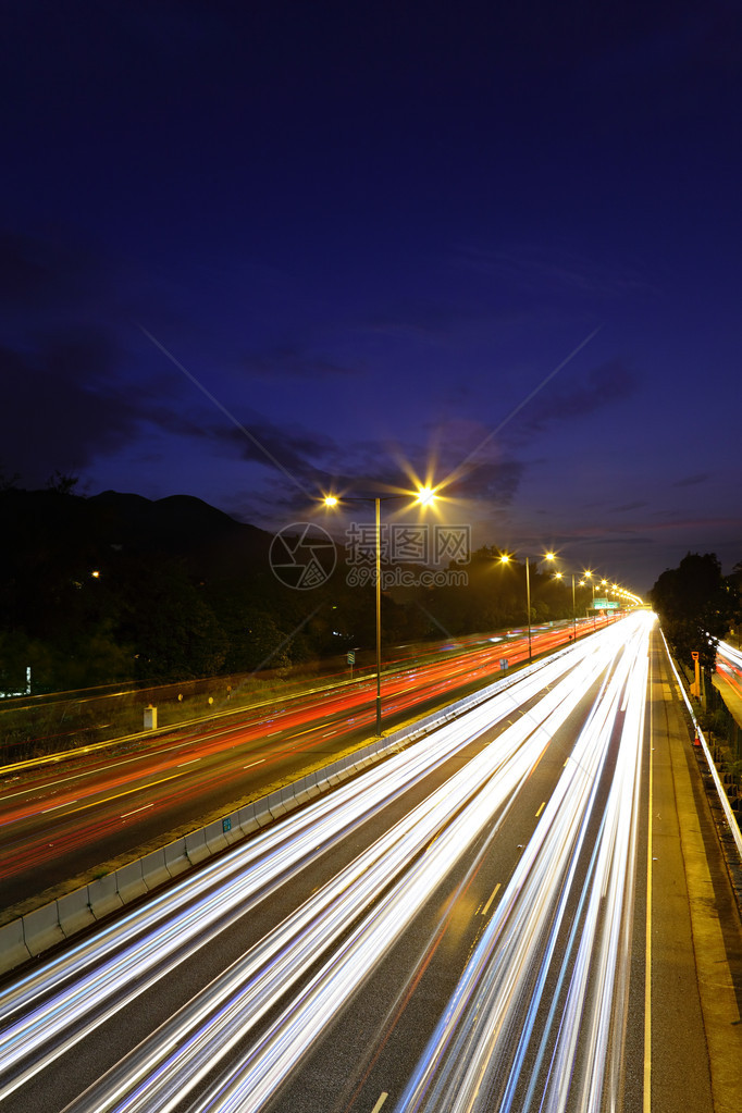 夜间高速公路上的交通图片