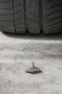 钉子和轮胎概念图片
