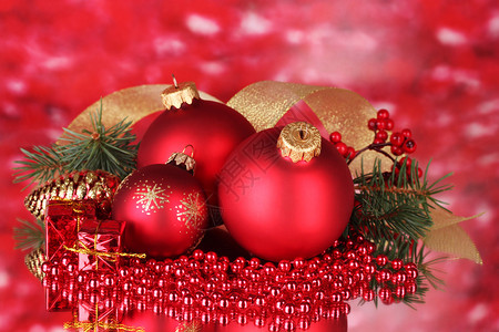 圣诞球和红绿树图片