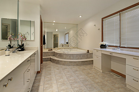 带升压浴缸的家中主浴室图片