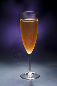 蓝紫色背景前的香槟杯图片