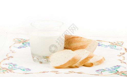 白色背景上的美丽面包加牛奶图片