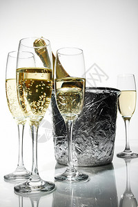 香槟杯和冰桶图片