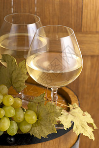 优质玻璃和葡萄白葡萄酒图片