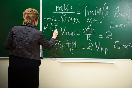 数学老师在黑板上写公式图片