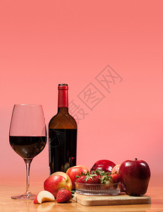 红葡萄酒瓶和玻璃中的红葡萄酒配红苹果图片