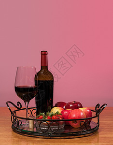 红葡萄酒瓶和玻璃中的红葡萄酒配红苹果图片
