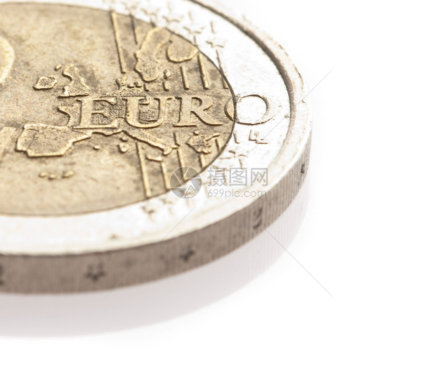 白色背景上的欧元硬币特写图片