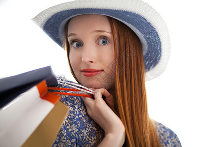 年轻美丽的女子拿着纸袋买东西戴白帽子图片