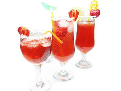 三种红色鸡尾酒饮料配冰草莓和樱桃图片