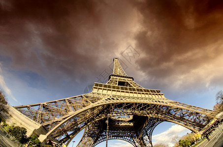 恶劣天气逼近巴黎埃菲尔铁塔图片