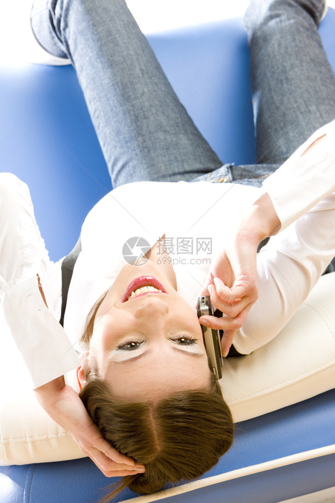 躺在沙发上拿着手机的女人图片