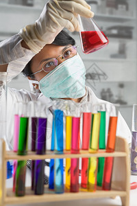 女科学家在实验室中检查化学图片