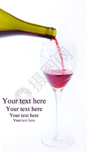 红葡萄酒倒在玻璃杯上图片