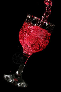 红葡萄酒杯装满酒图片