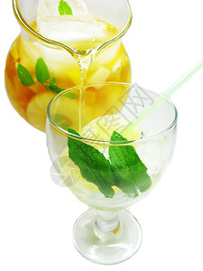 果汁鸡尾酒冲入玻璃杯中加冰和水果图片