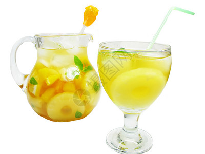 果汁鸡尾酒加冰和水果图片