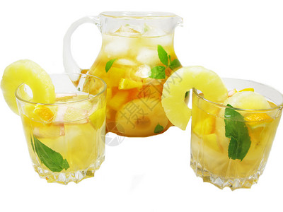 冰和菠萝碗中的水果cruchon鸡尾酒潘趣酒图片