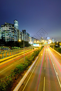 晚上市中心的交通图片