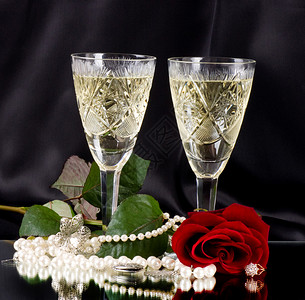 两杯香槟红玫瑰和珍珠图片