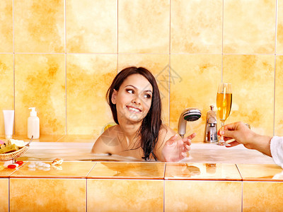 夫妇在浴缸里喝香槟图片