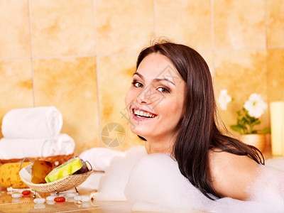 年轻快乐的女人洗泡浴图片