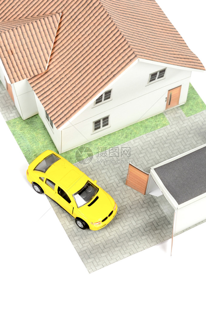 白色背景上的模型房子和汽车图片