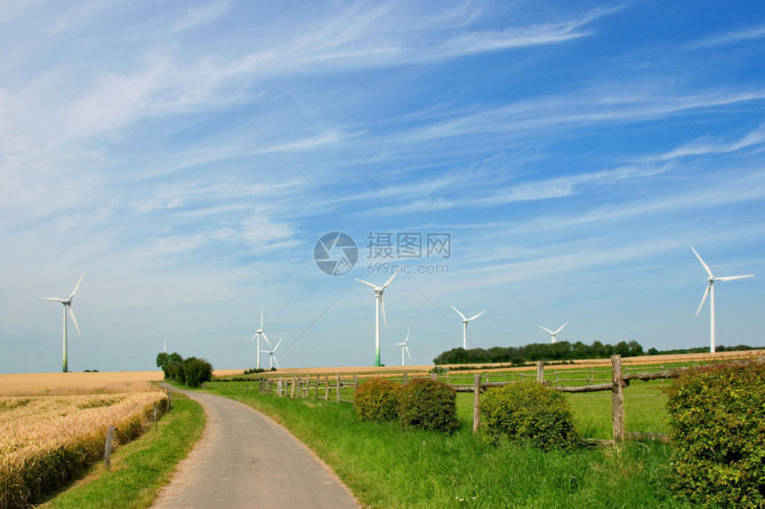 穿过草地风力涡轮机发电图片