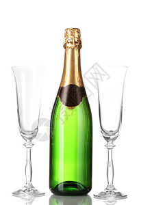 一瓶香槟和高脚杯被白色隔离图片
